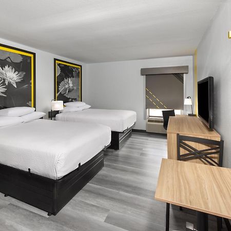 Super 8 By Wyndham Alexandria La Hotel Bagian luar foto