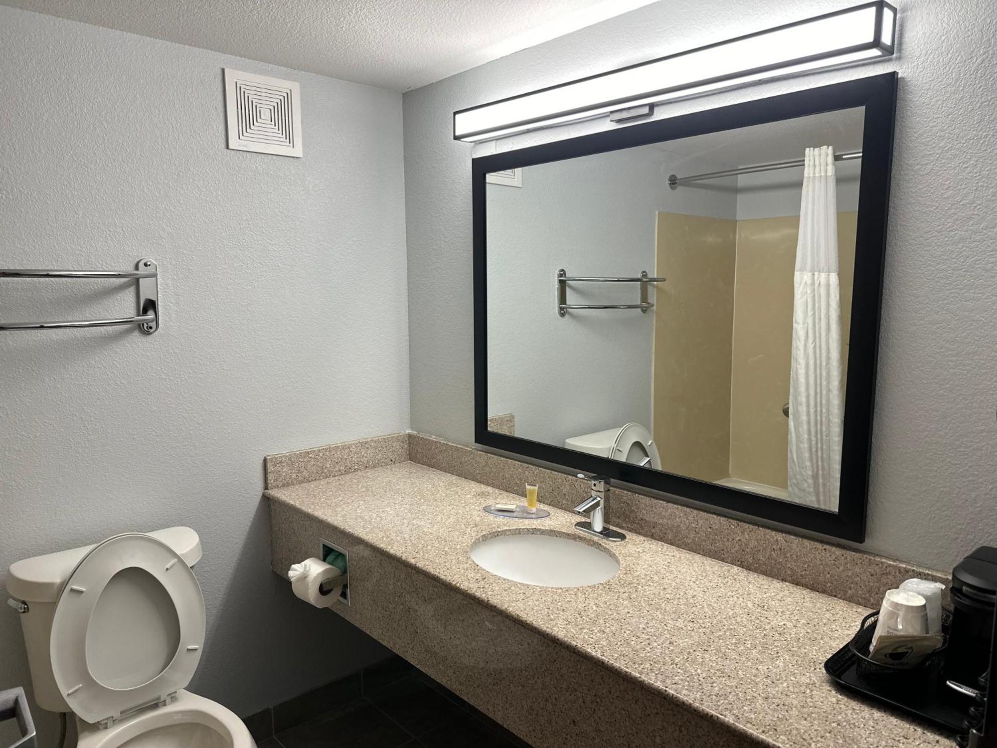 Super 8 By Wyndham Alexandria La Hotel Bagian luar foto