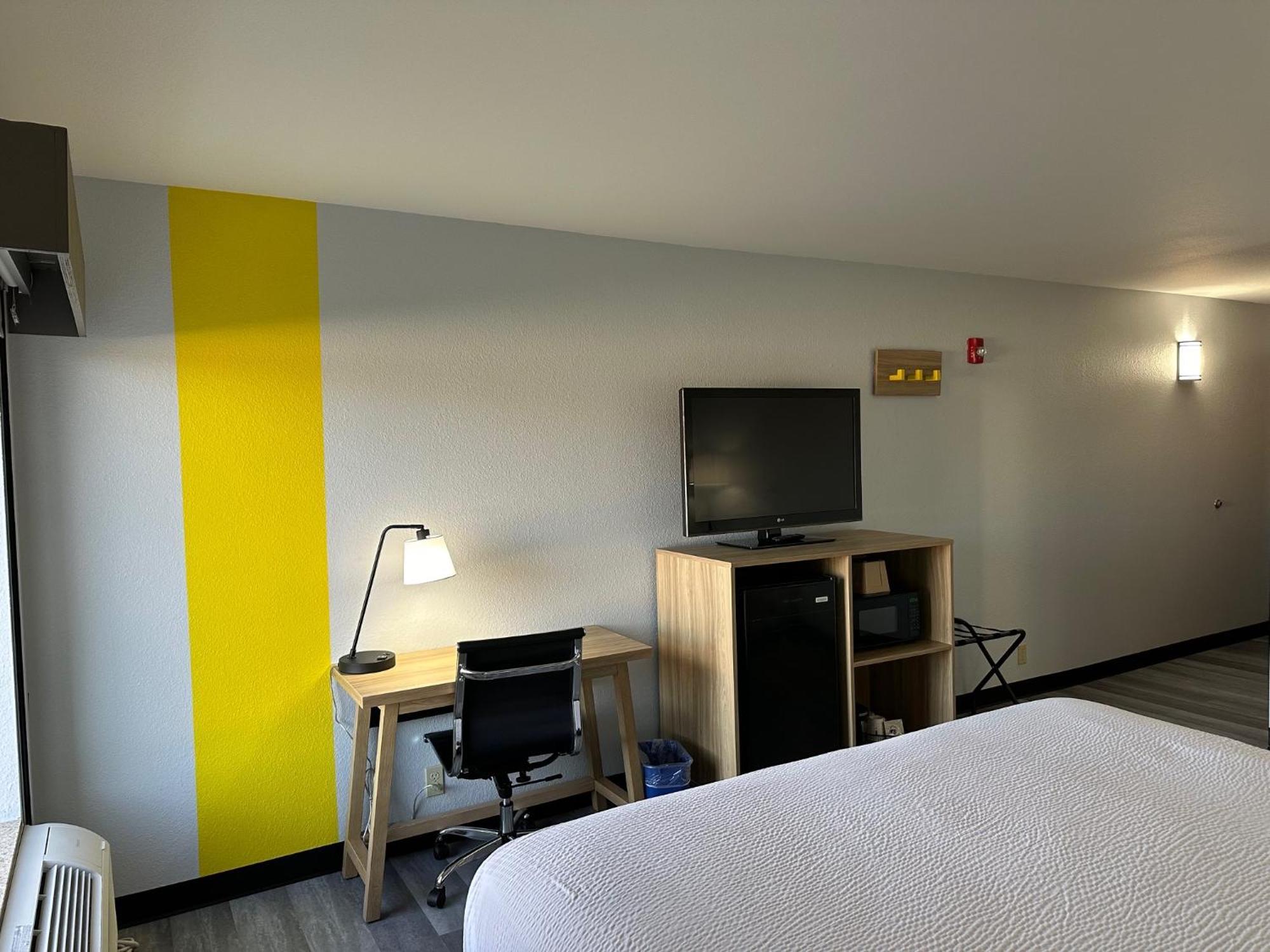 Super 8 By Wyndham Alexandria La Hotel Bagian luar foto