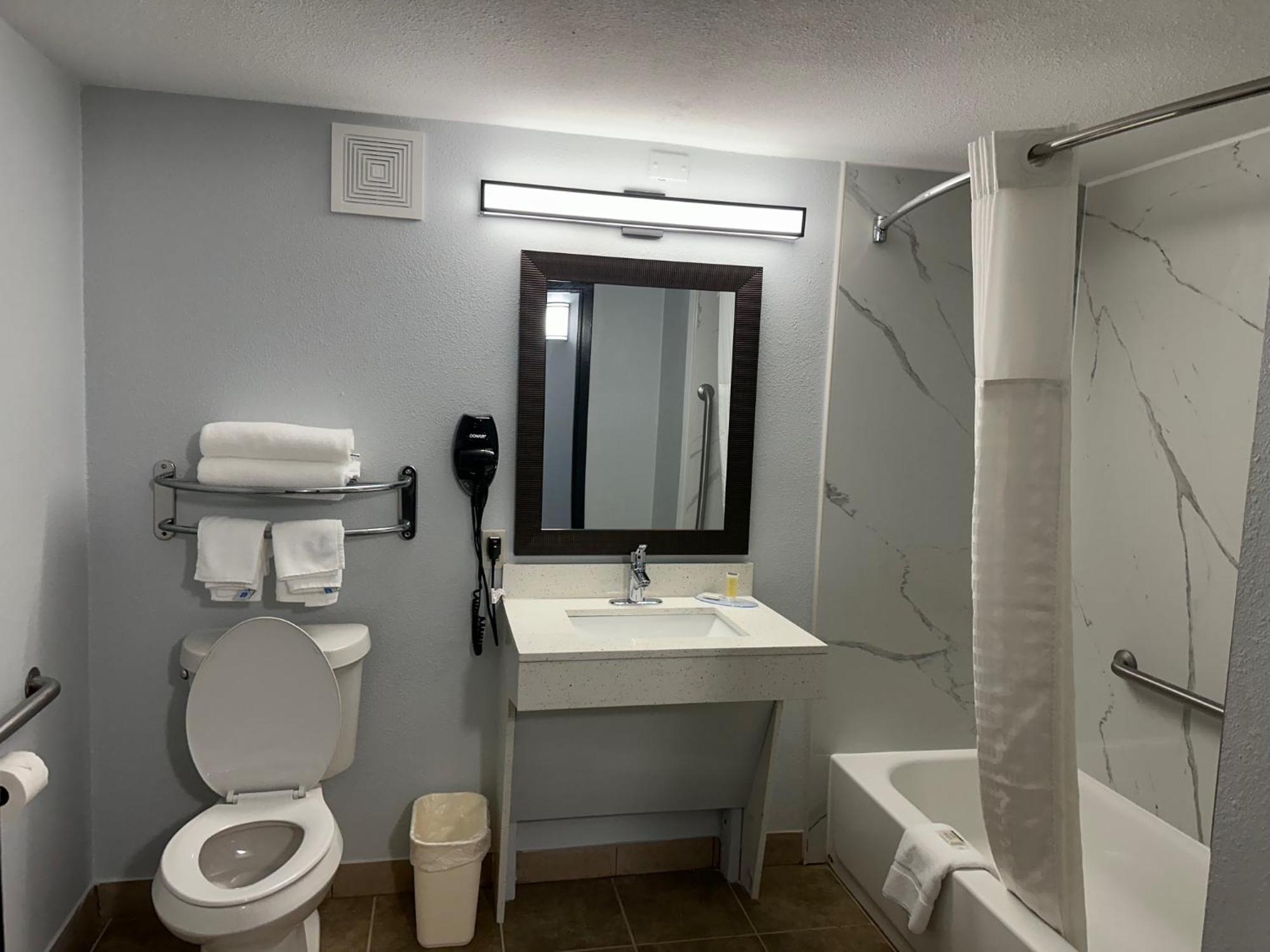 Super 8 By Wyndham Alexandria La Hotel Bagian luar foto