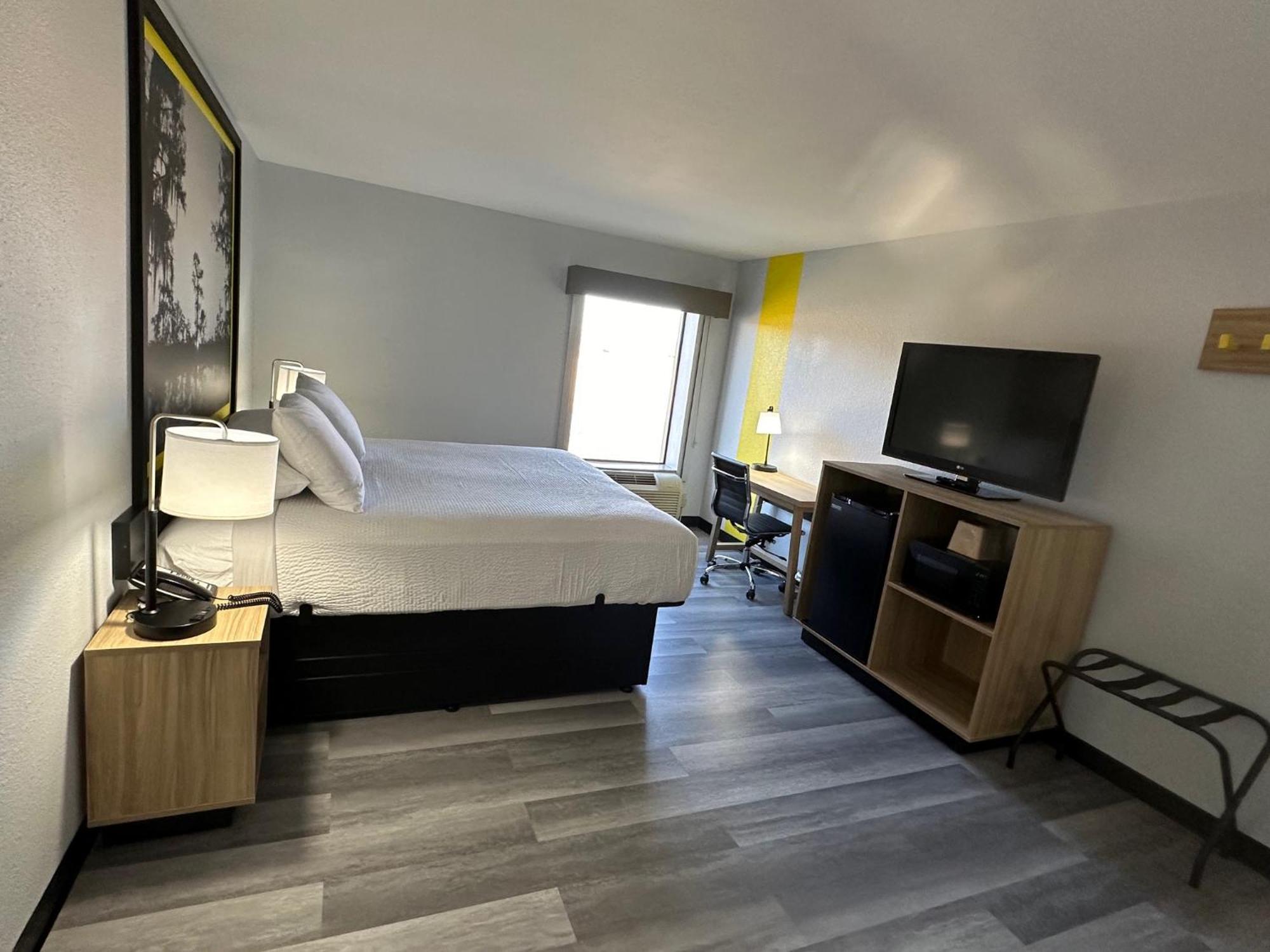 Super 8 By Wyndham Alexandria La Hotel Bagian luar foto